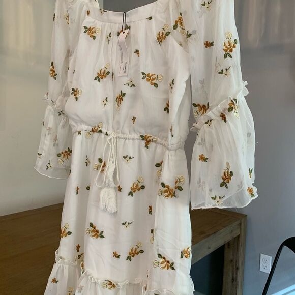 Cupcakes and Cashmere Leer Dress /flower NWT - Picture 5 of 8